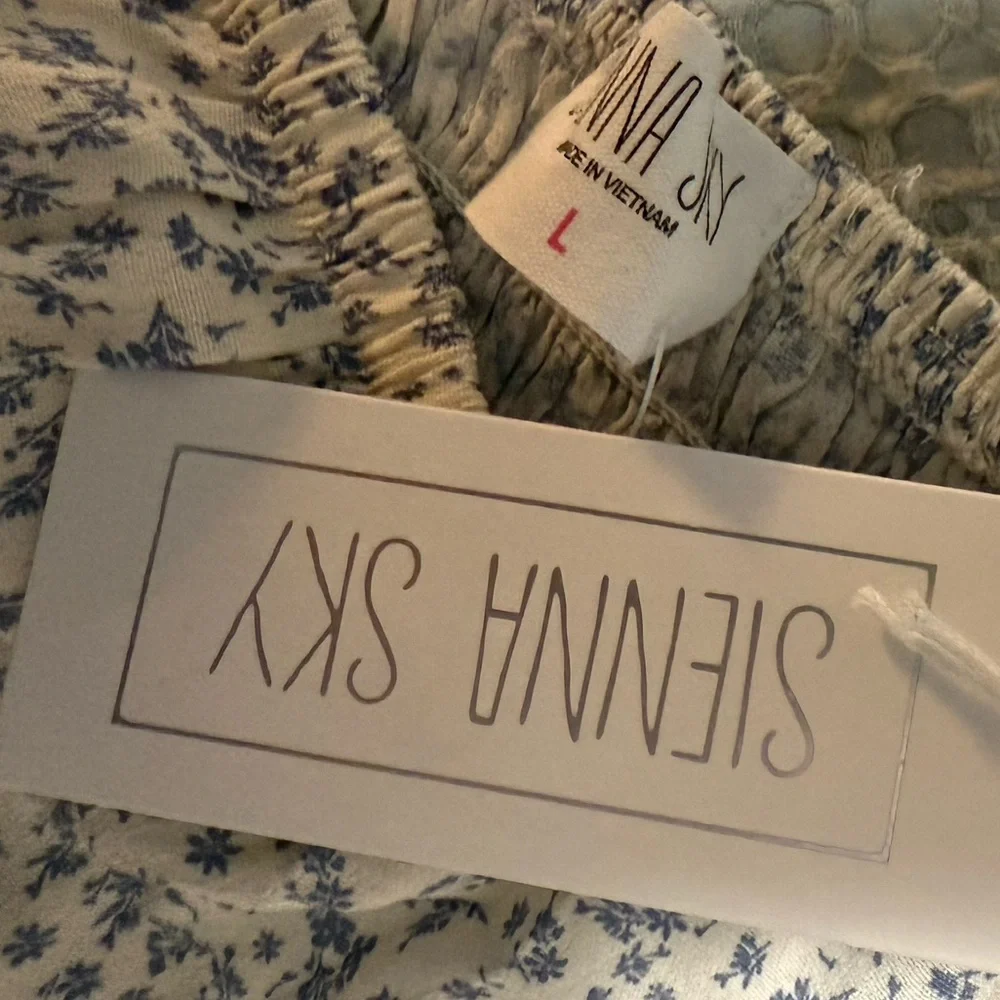 Sienna Sky Blue and White Floral Blouse NWT - Picture 3 of 4